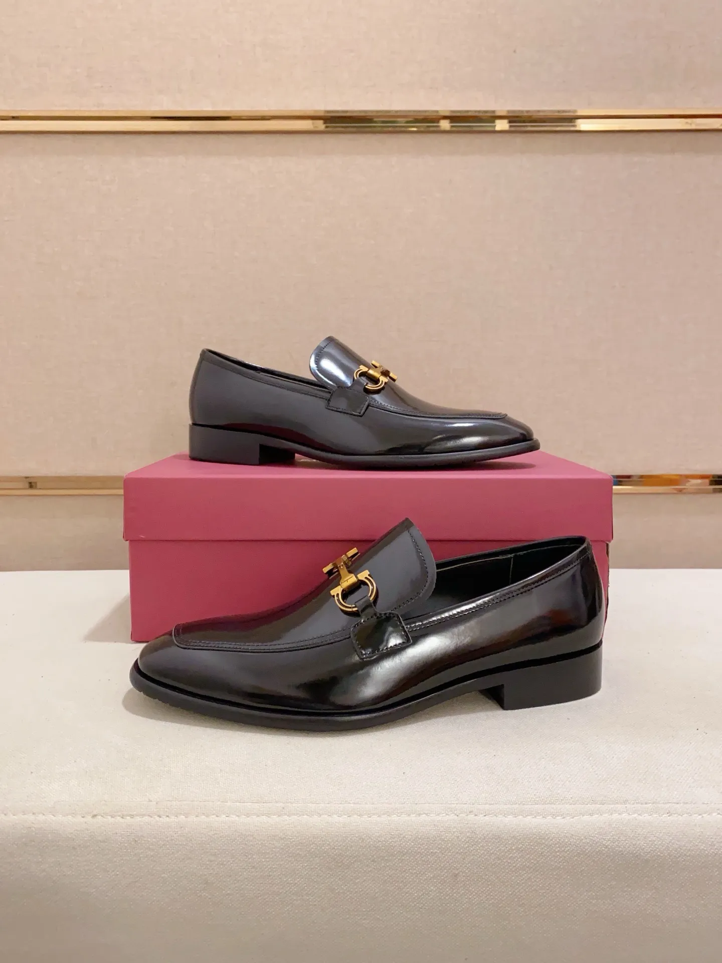Men's shoes💰: 520💰 High version Ferragamo quality! 🆕🆕Exclusive hot-selling products in stock🔥🔥New products on the shelves, high-quality shoes, high-end driving shoes, with complete packaging! 💪 💪 Material: imported patented cowhide 🐂 + imported high-quality water-dyed cowhide lining + wear-resistant outsole 👍🏻👍🏻 Features: high-end and comfortable, purely handmade 🚀 🚀 Create the perfect shoes that suit you best 🔥 🔥 Size: (38-44) Can be customized 45 non-returnable!